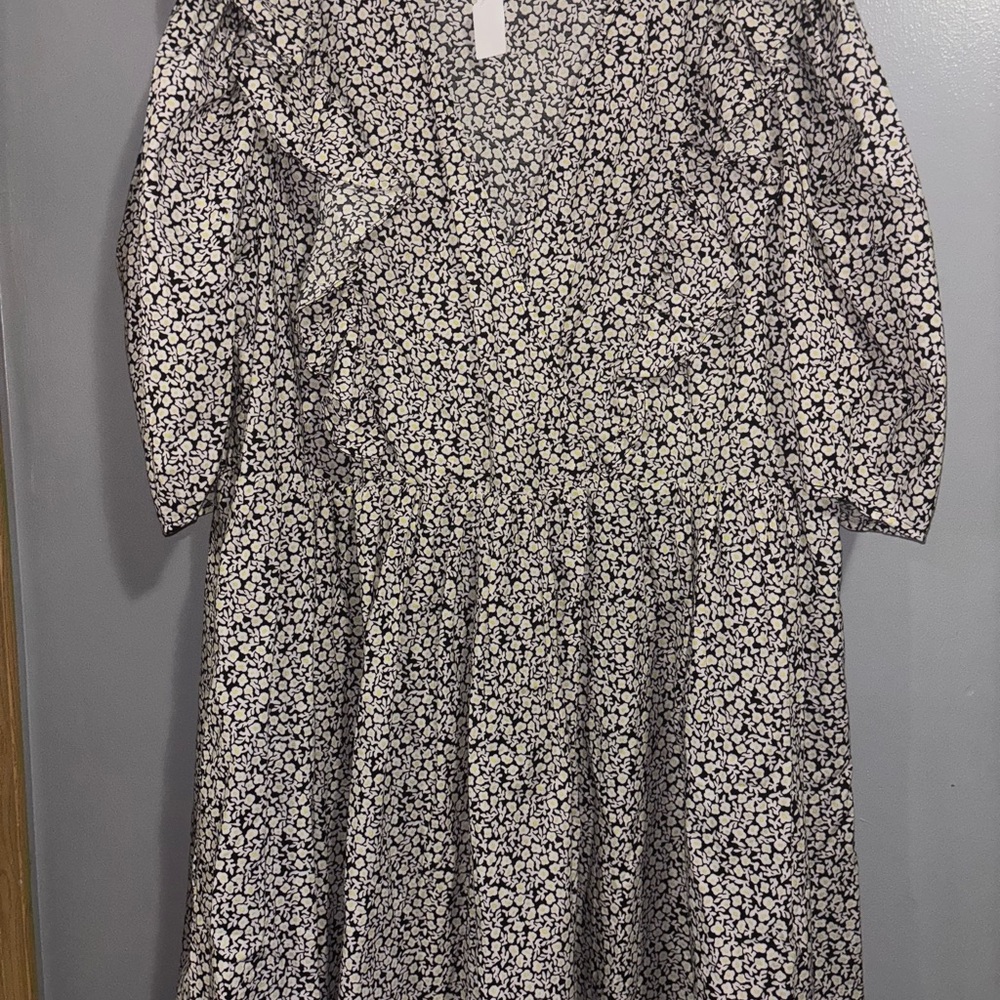 H&M Blue  and White Floral Pattern Top sz L ruffled v neck
